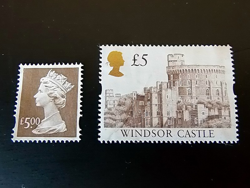 イギリス ￡5切手2枚 ■■ウィンザー城＆エリザベス女王 ★消印は見えませんが使用されたもの ★シワ ■送料￥84～◎5ポンド切手2枚_画像1
