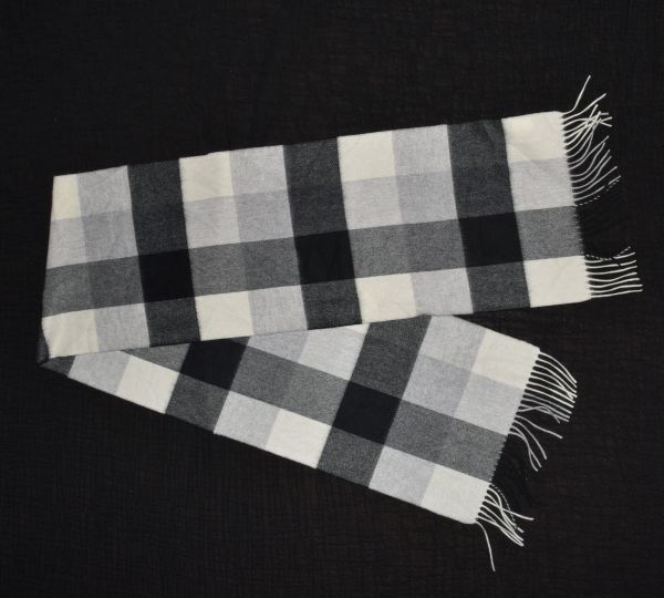 * Barneys New York *BARNEYS NEWYORK stylish white black gray large pattern check * soft . temperature .. exist cashmere 100%. high class muffler stole 