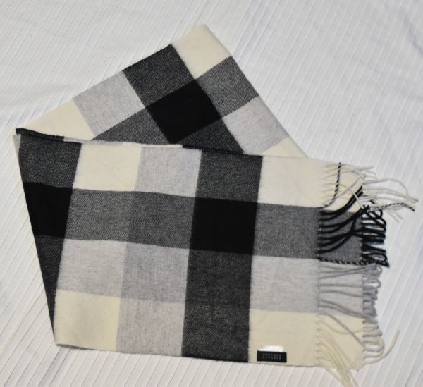 * Barneys New York *BARNEYS NEWYORK stylish white black gray large pattern check * soft . temperature .. exist cashmere 100%. high class muffler stole 