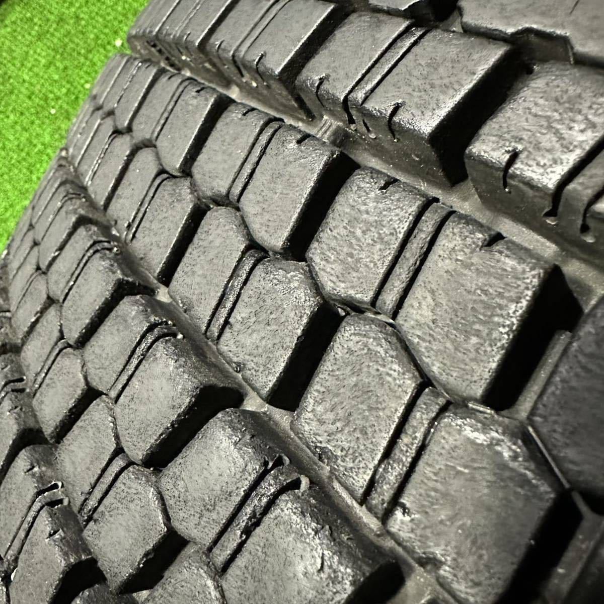 ブリヂストン W900 245/70R19.5 136/134J 中古スタッドレス　TB 残り溝13〜15mm 【2本セットで8000円】大型トラック 増トン車等に_画像4