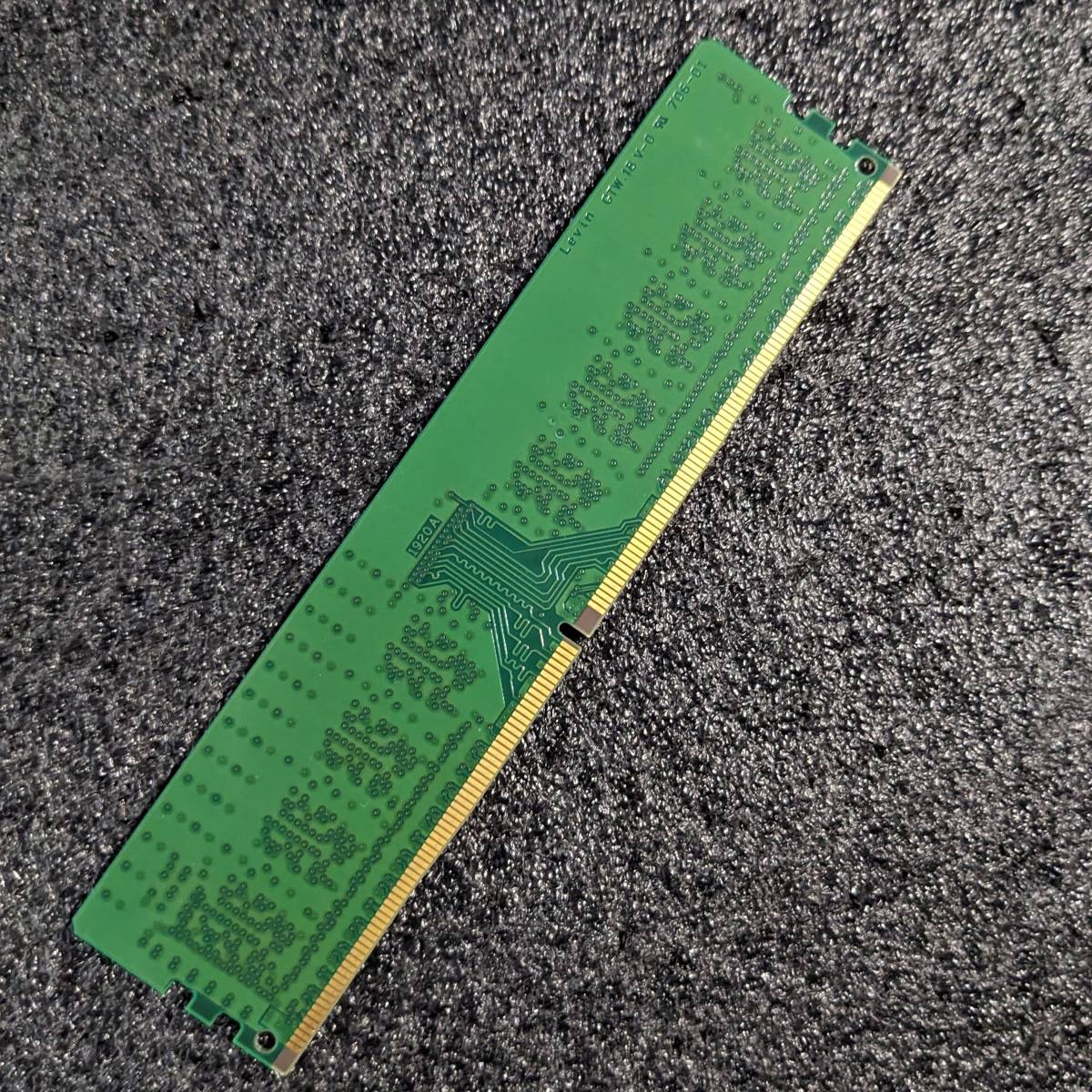 【中古】DDR4メモリ 8GB1枚 Crucial CT8G4DFD824A.C8FHD1 [DDR4-2400 PC4-19200]_画像3