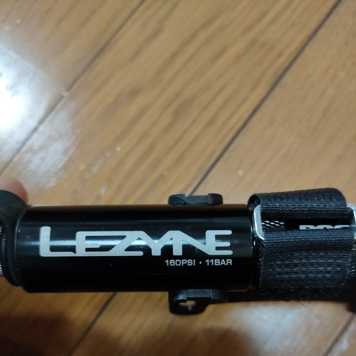 LEZYNE ROCKET DRIVE ミニ携帯ポンプ 軽量小型空気入れ レザイン　ロードバイク_画像3