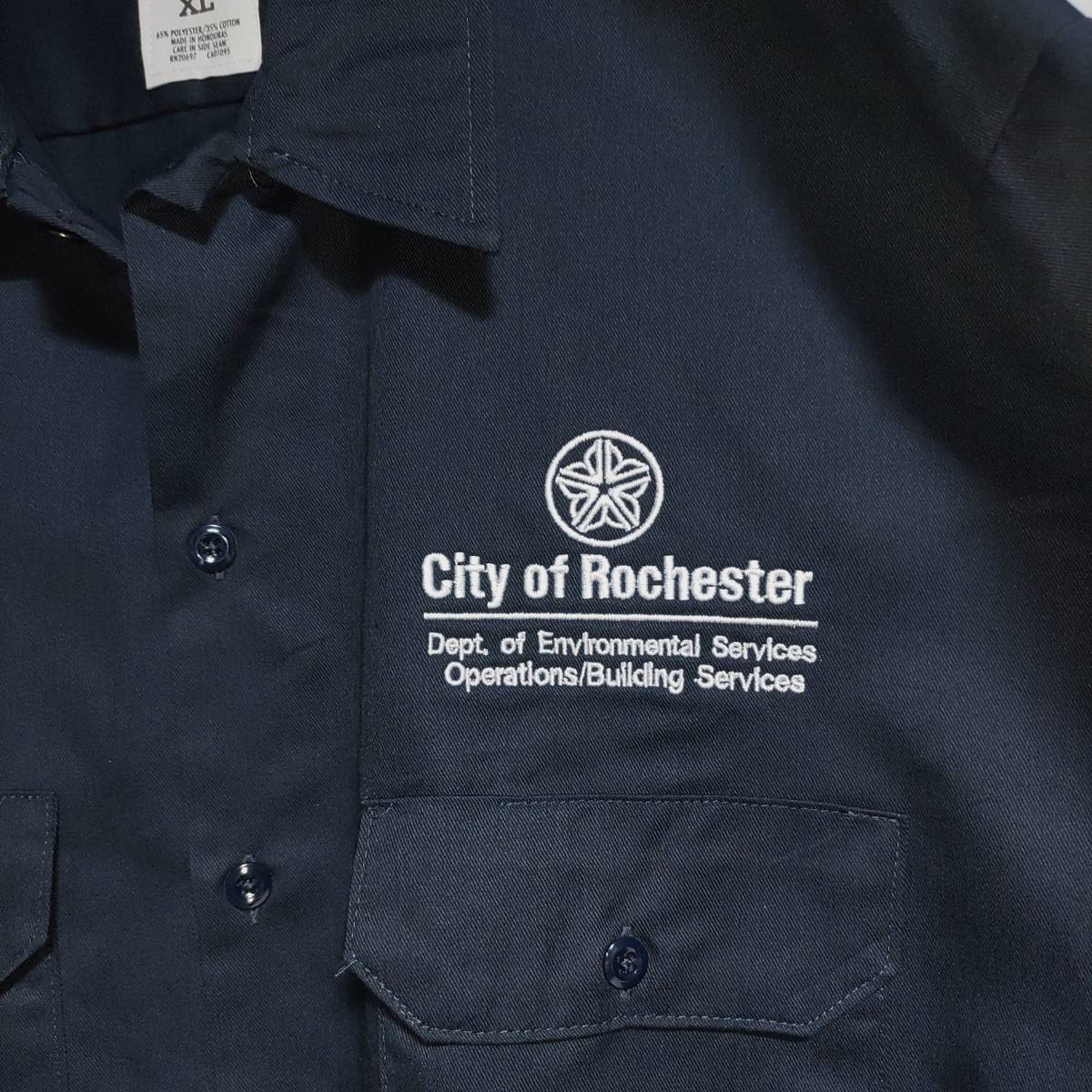 Dickies 長袖ワークシャツ size XL オーバーサイズ ネイビー 裾タグ ゆうパケットポスト可 胸 ロゴ 刺繍 Rochester 古着 洗濯 プレス済 a19_画像3