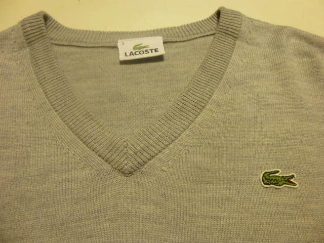 美品 LACOSTE ラコステ 長袖Vネックセーター サイズ３ 薄手ニット 薄いグレー無地 ジャケット下に丁度良い気心地です ファブリカ製_画像2