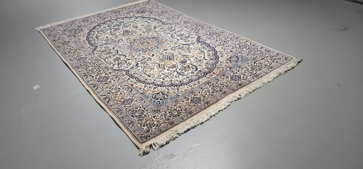 ペルシャ絨毯ナイン産 サイズ:302cm×201cm きれいなペール色です ちょっとえ汚れが有りますか、クリーニングしたい場合落札価格＋4万円_画像5