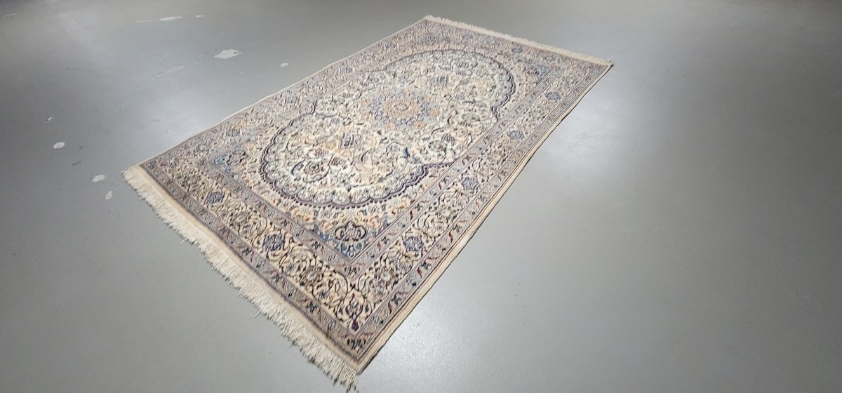 ペルシャ絨毯ナイン産 サイズ:302cm×201cm きれいなペール色です ちょっとえ汚れが有りますか、クリーニングしたい場合落札価格＋4万円_画像6