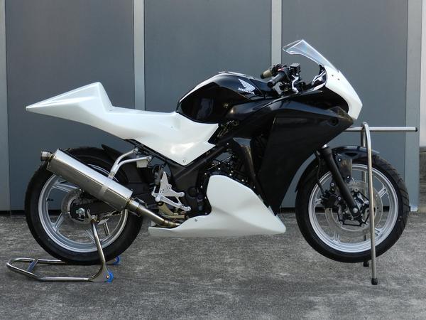 GSX-R125　DL33B　　GSX-R150　　　　　フロントワンタッチスタンド　BA10-S02　　　　　GSX-S　250　　　_イメージ画像（使用例）CBR250R　MC41