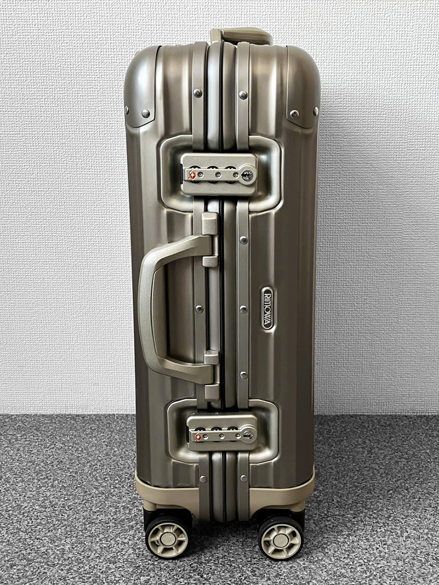 RIMOWA TOPAS TITANIUM Rimowa topaz titanium 4 wheel 32L suitcase / original original business to lorry Gold Pilot 