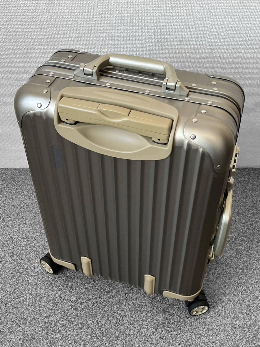 RIMOWA TOPAS TITANIUM Rimowa topaz titanium 4 wheel 32L suitcase / original original business to lorry Gold Pilot 