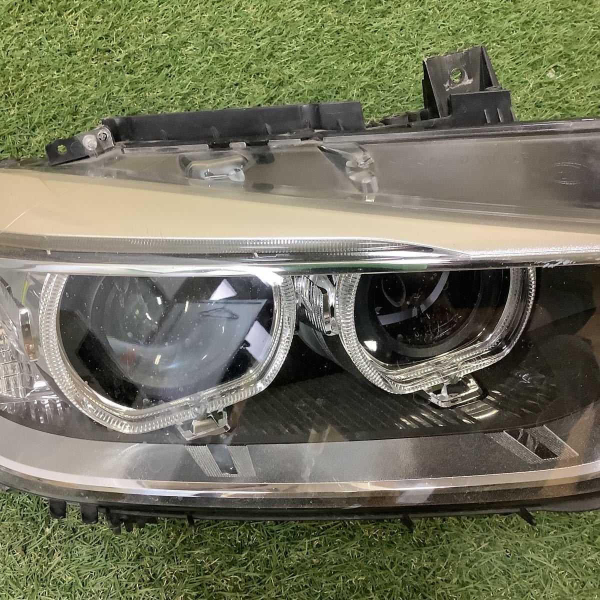 BMW 3シリーズ F30 右 ヘッドライト 63.11-7259544 スリキズ、レンズ内側に汚れあり　管番1682_画像3