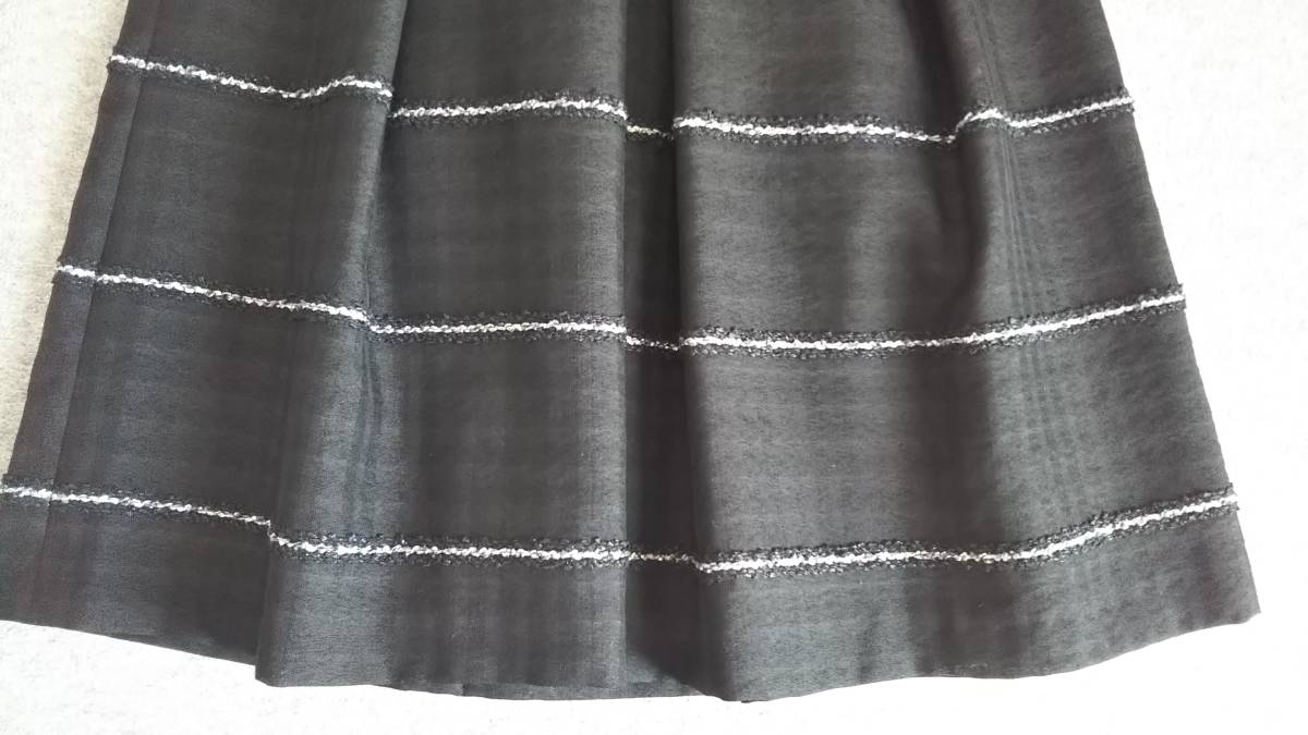 新品　TO BE CHIC　リボンベルト付き　後ろゴム　素敵なジャカードボーダースカート　40（M)　黒　49500円_画像3