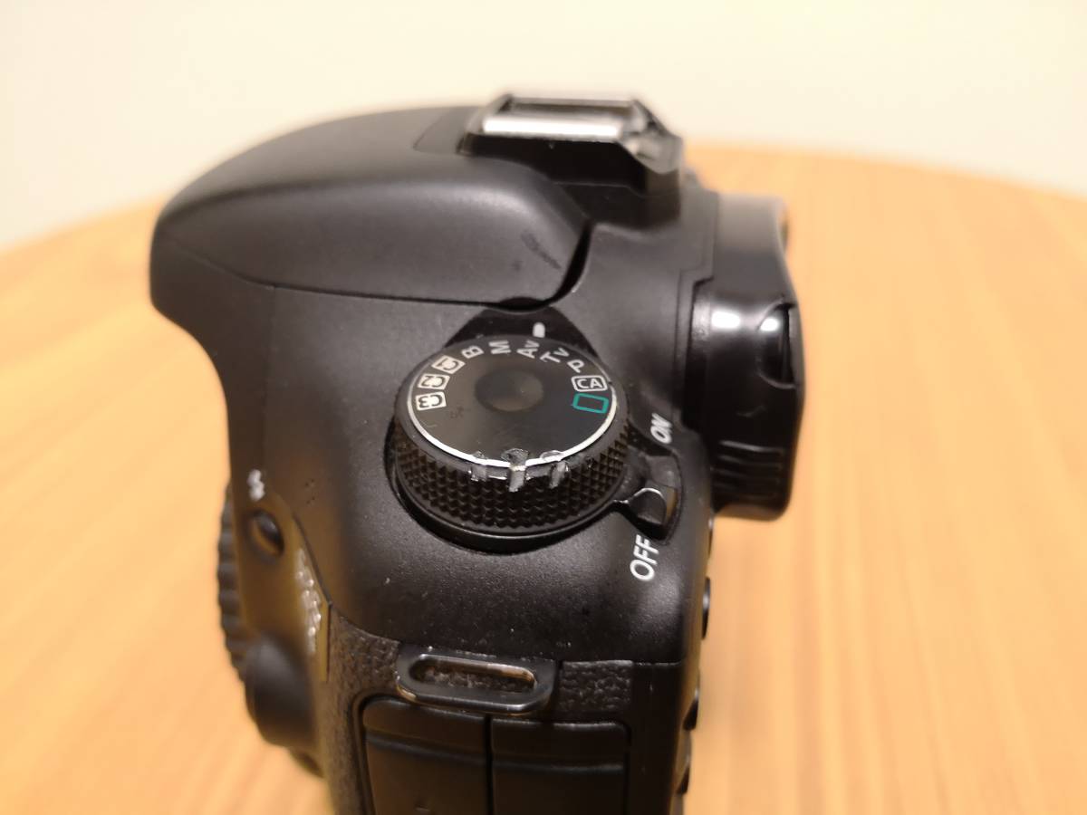 キャノン Canon EOS 7D 純正バッテリー,充電器付き 《ジャンク》_傷，破れ箇所