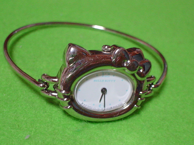 珍品　デザイン　HELLO　KITTY　女性用腕時計　楕円型　ブレスレットタイプ　JAPAN_画像1