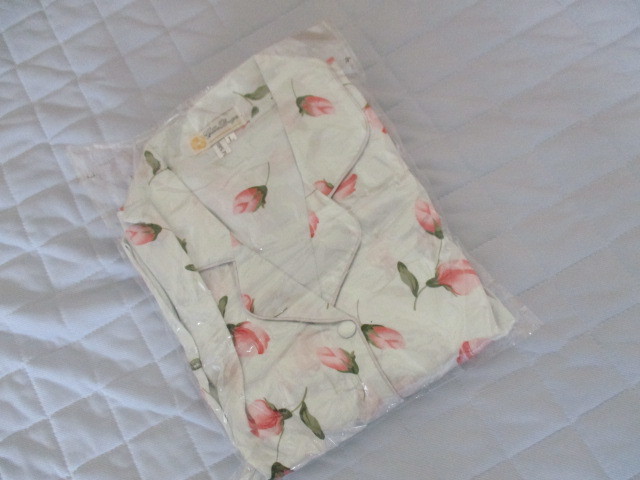 未使用　女性用　タイシルクパジャマ　花柄　ＸＬ_白地が薄青い白色になります。