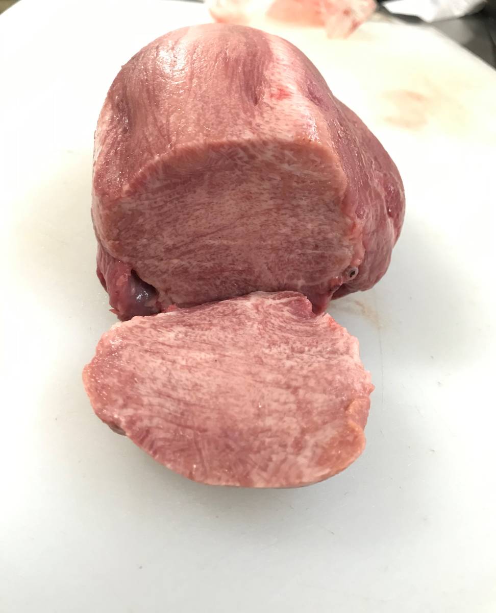 肉屋発！北海道産　牛ムキタンブロック　７７５ｇ　牛タン　チルド　国産　北海道産　ブロック　塊肉　業務用　同日落札で同梱可能　１円_画像5