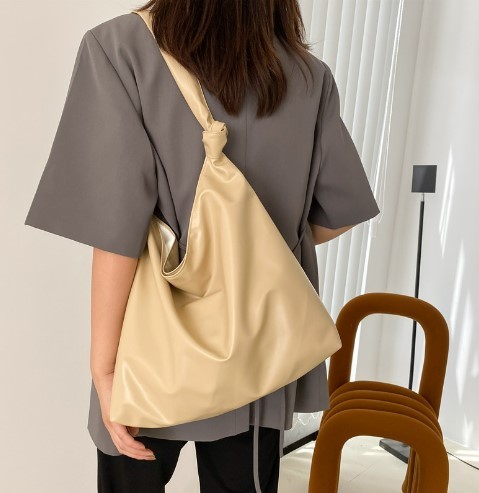 [ remainder a little ] shoulder bag beige .... shoulder smooth . feel of 