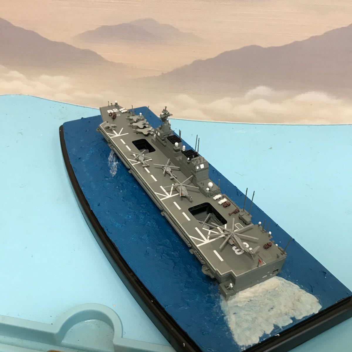 アオシマ　護衛艦いせ　1/700 ジオラマ 完成品　ケース付きです。ケース付なので埃から守れます。 _画像3
