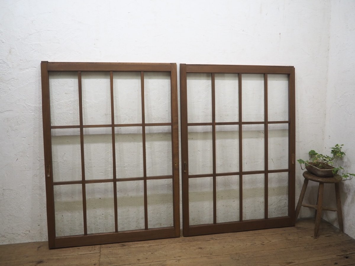 タO0641◆(11)【H123cm×W88,5cm】×2枚◆しっかりとした造りの古い木枠ガラス戸◆建具 引き戸 格子戸 建材 レトロ アンティークL松