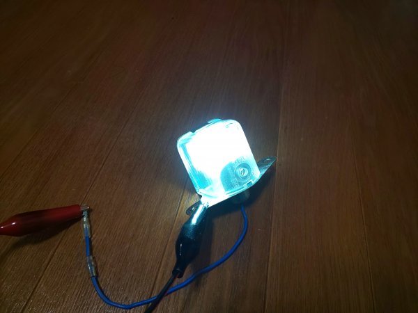 爆光で明るいです。