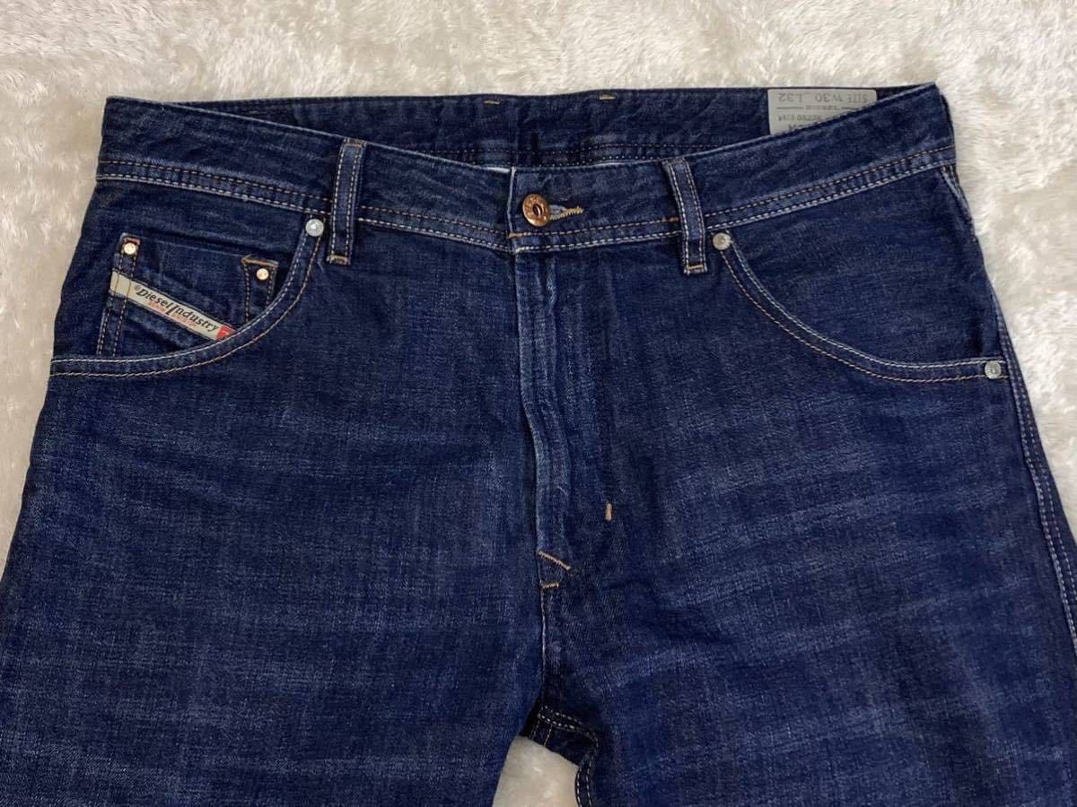 美品！定価3万円 DIESEL ディーゼル KRAYVER WASH 0823K レギュラースリムキャロット ヴィンテージ加工 デニムパンツ 濃紺 Dインディゴ W30_画像3