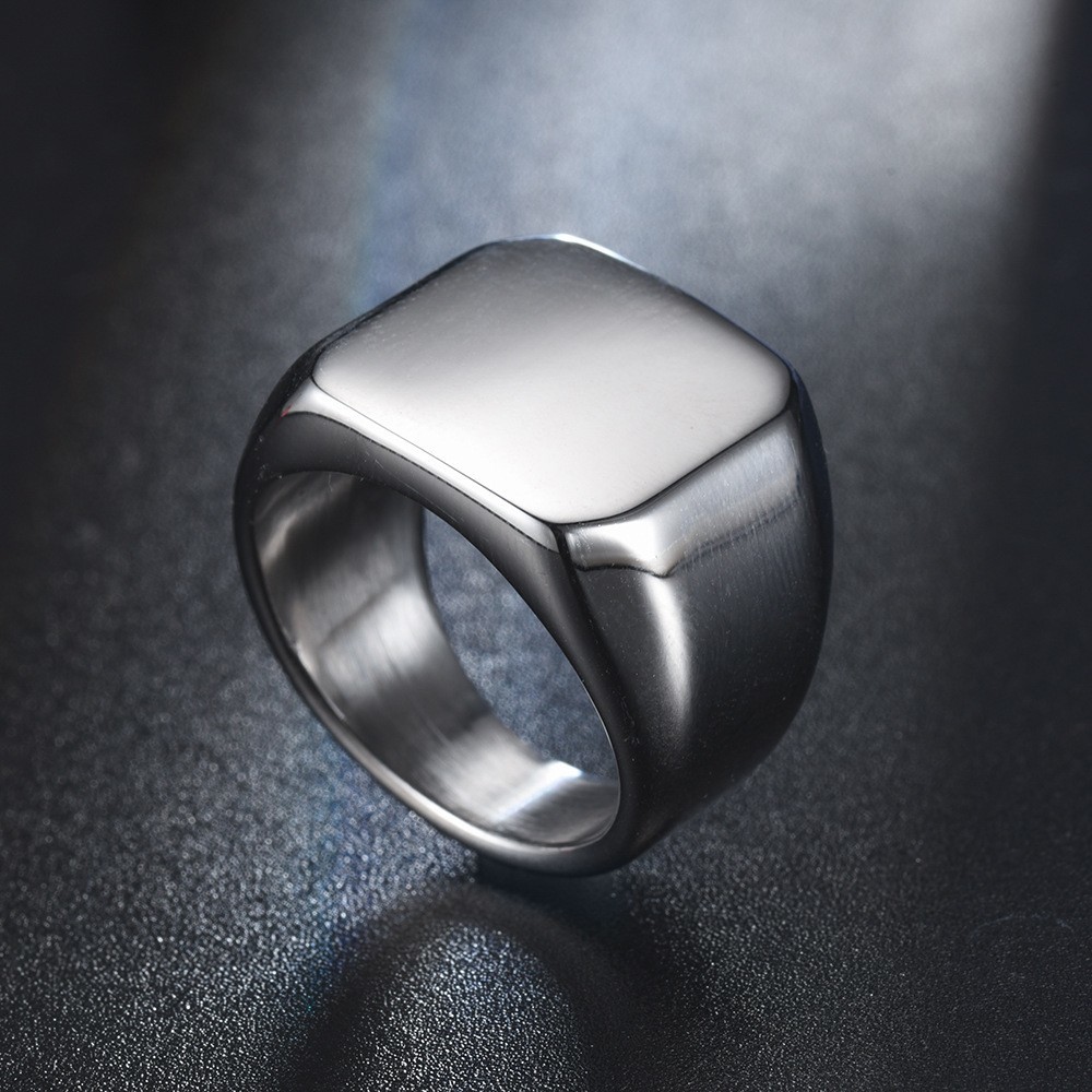 【匿名配送！】メンズ 指輪 シンプルでおしゃれな印台リング 幅広 ステンレス製 人気ファッション シルバー_画像2