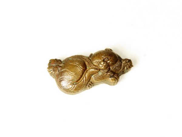 【6469】提げ物　（江戸～明治　オリジナル）　銅製　猫　彫金　金具（初品・買取品）