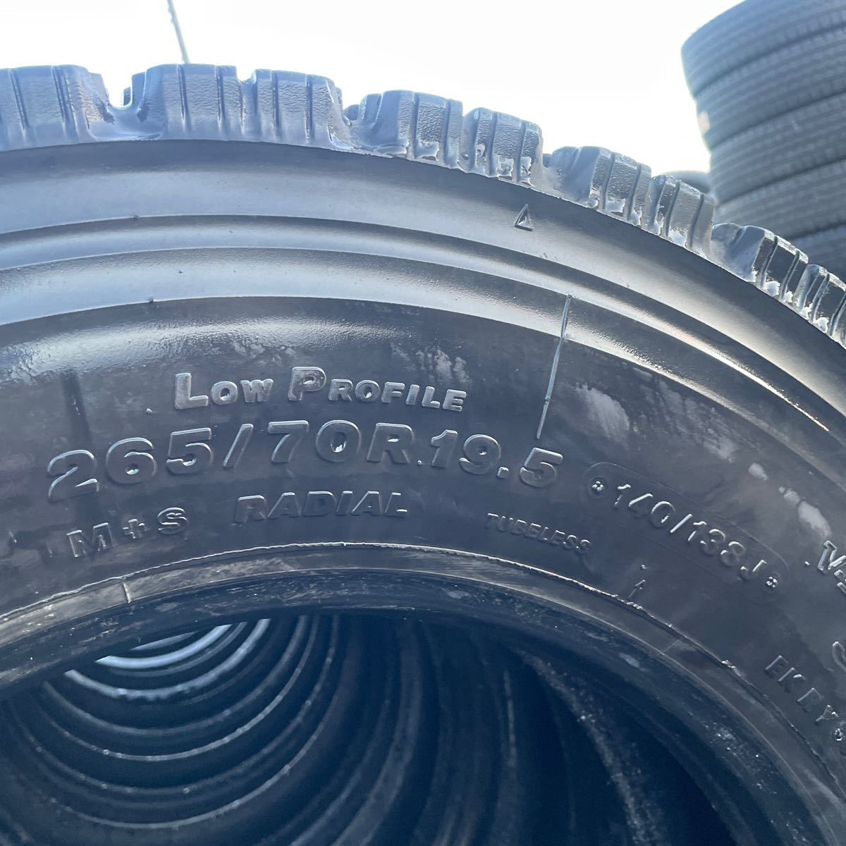 265/70R19.5 ブリヂストン　2021年UP 地山中古　 激安美品　8本セット：88000円_画像4