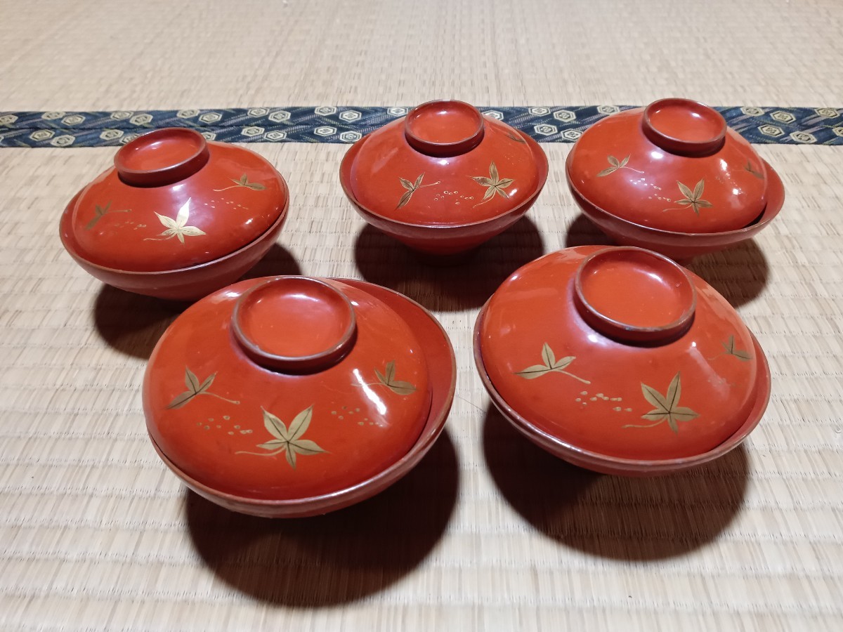  【旧家の蔵から】昭和中期　 漆器　お椀　金彩蓋付き汁椀　5客　（1）紅葉模様（蓋裏に鹿）　赤　漆塗り　天然木　伝統工芸 ｜125423_画像1