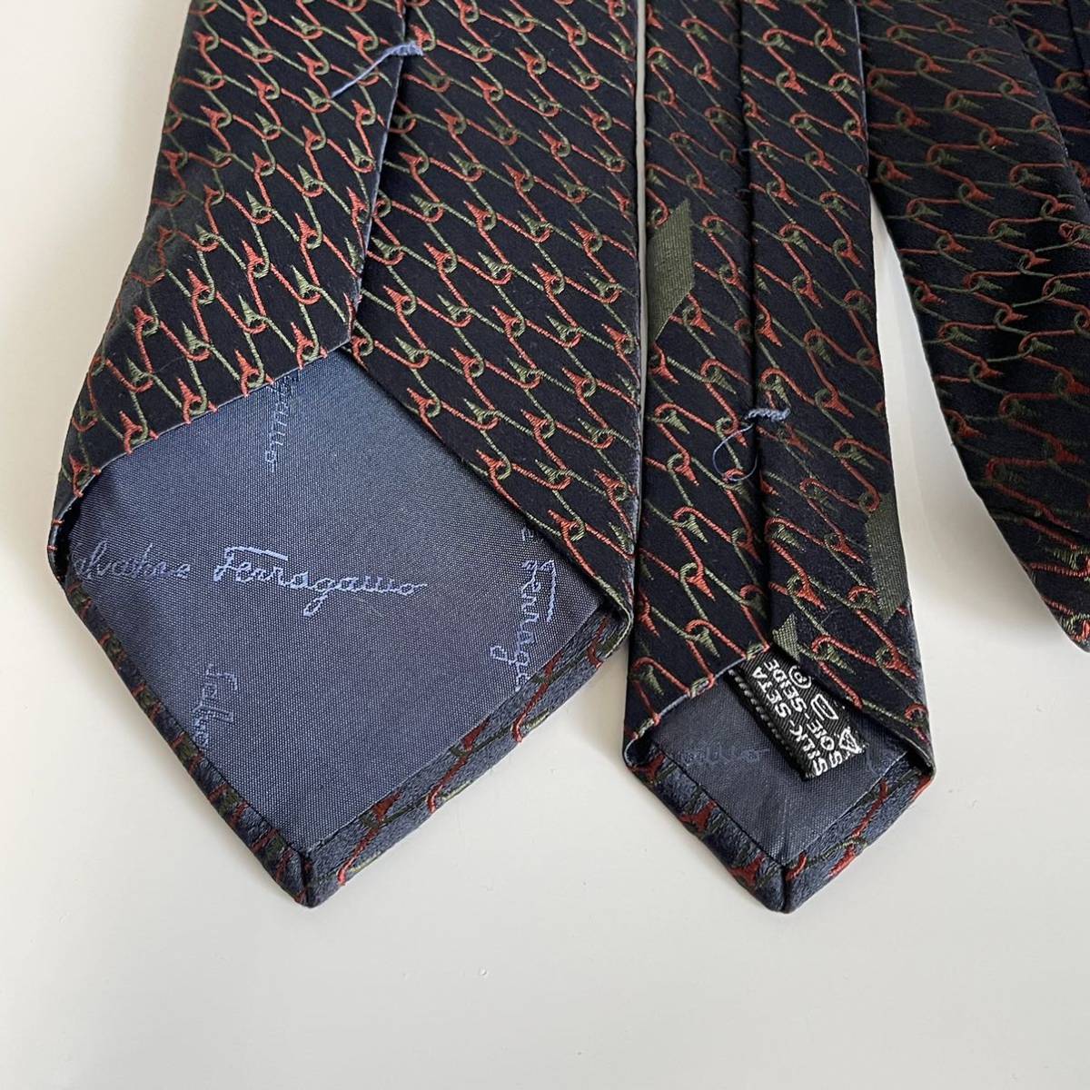 Salvatore Ferragamo( Salvatore Ferragamo ) black red green cord necktie 