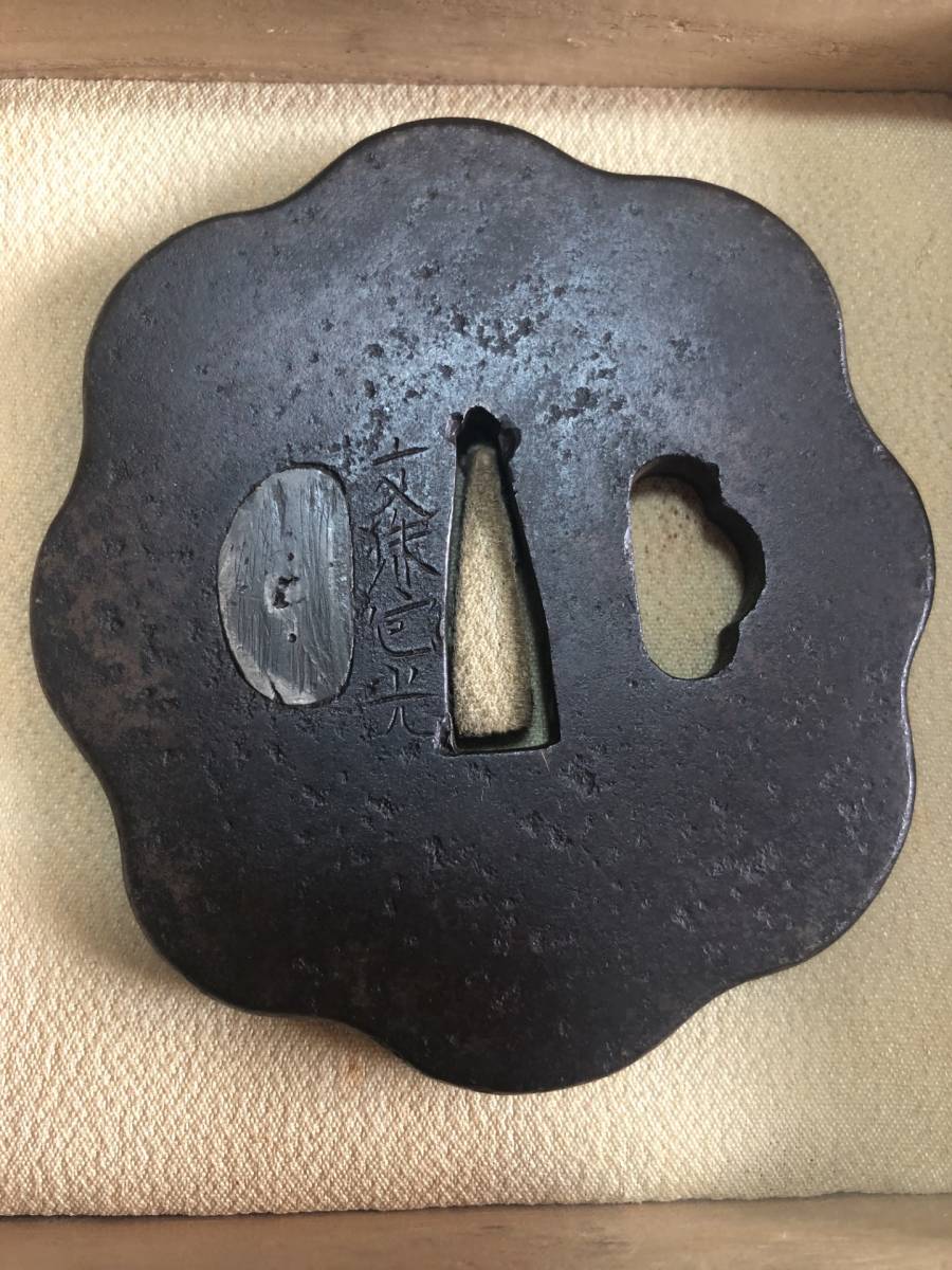 在銘文殊包光・室町時代希少珍品高級鍔!旧家蔵出し品】【箱付 在銘文殊包光・室町時代希少珍品高級鍔!旧家蔵出し品】【箱付