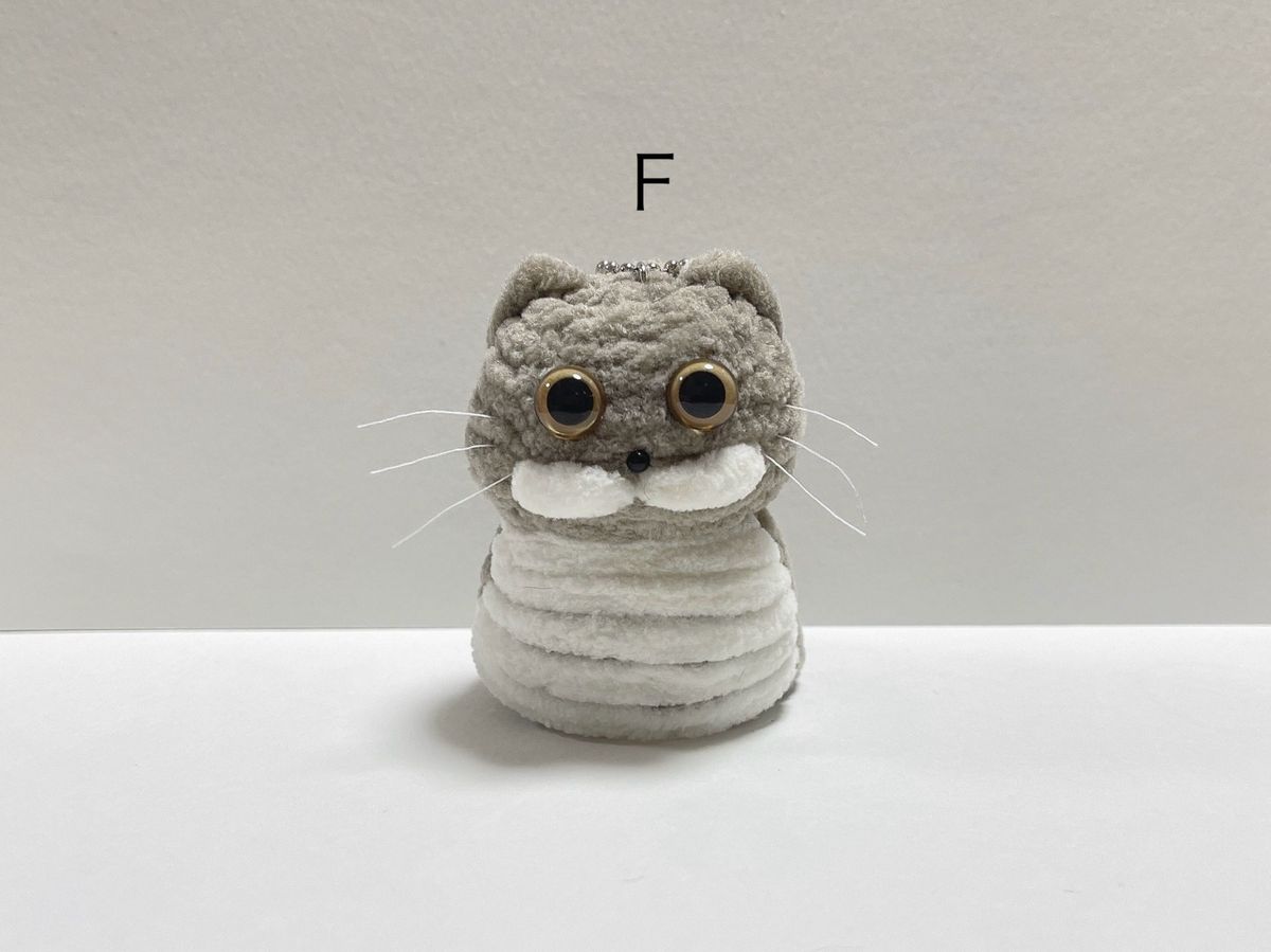 ハチワレ猫ちゃんの編みぐるみキーホルダーF