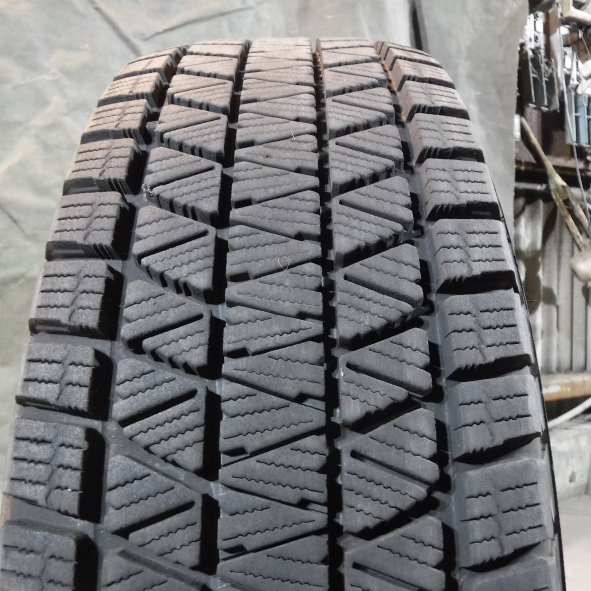 8-9分山 21年製 BLIZZAK ブリザック DM-V3 215/70R16 中古1本 BRIDGESTONE(ブリヂストン) 愛知手渡し,交換可 個人宅配送不可 820-20_画像1