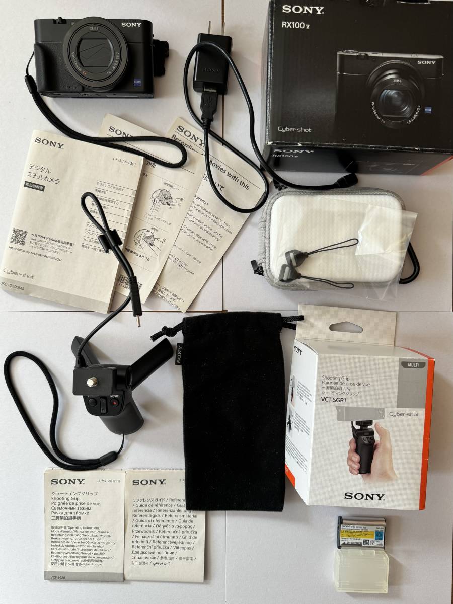 SONY DSC-RX100M5 (RX100V) と VCT-SGR1(シューティンググリップ）と予備電池　おまけのカメラケース
