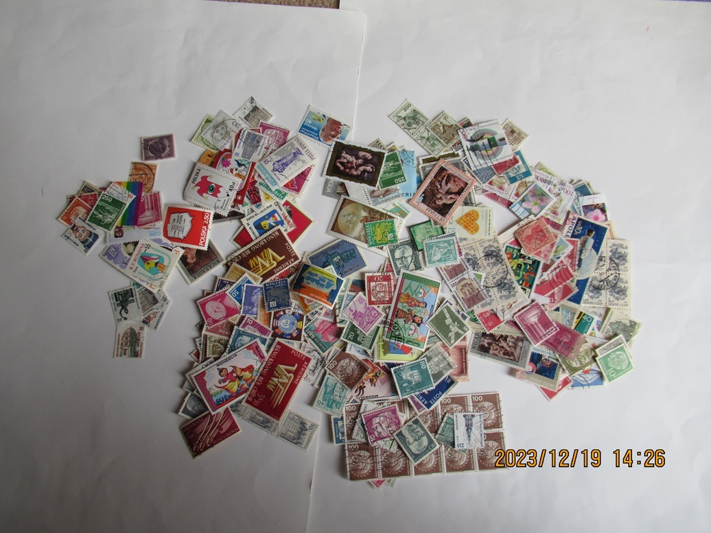外国特殊切手 300枚 使用済み_画像1