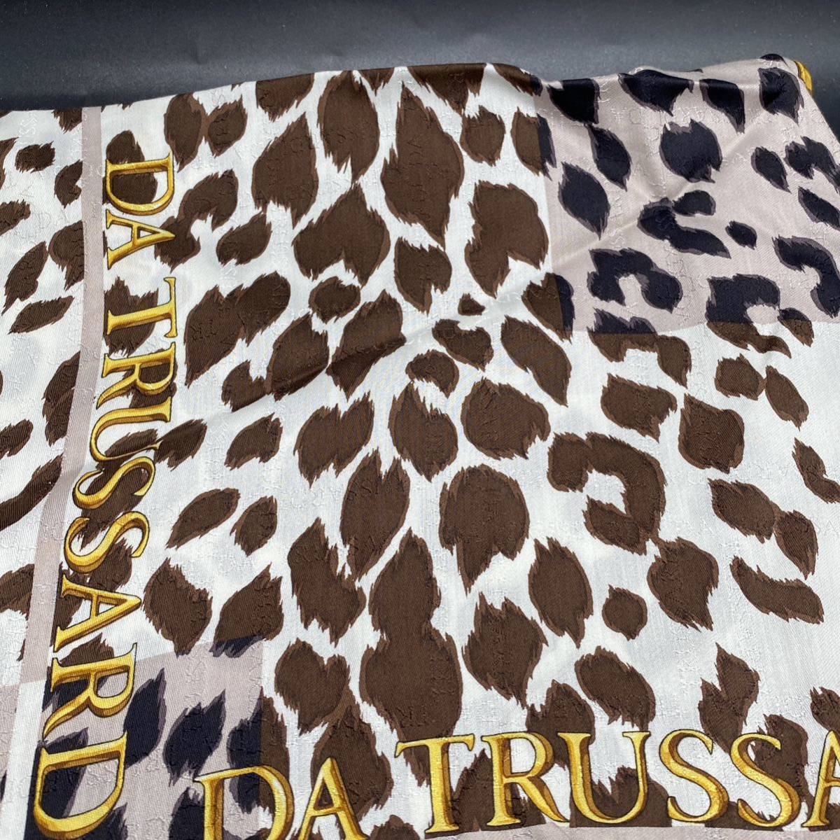 TRUSSARDI トラサルディ　ハンカチ　大判　シルク混　ヒョウ柄 58×58　no.32_画像5