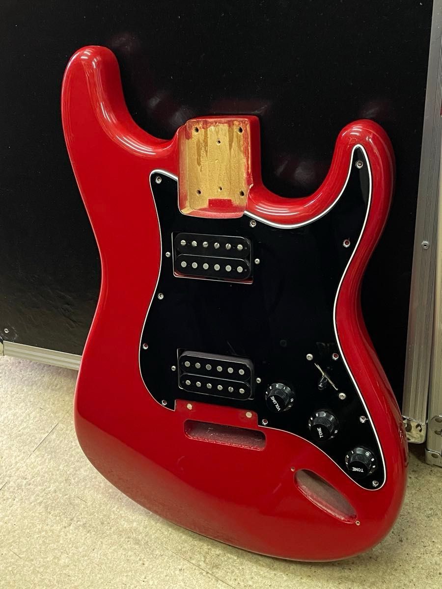 ストラトキャスーモデルのボディ.赤.Stratocaster model.確か古い国産のもの.+PU.PG.配線.ジャンクパーツ