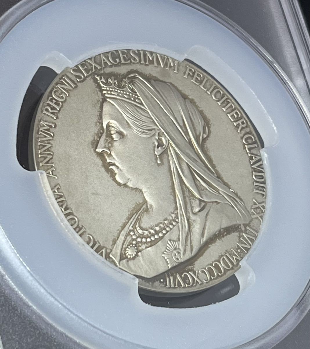 【希少な高鑑定品】1897 イギリス ヴィクトリア女王60周年記念銀メダル SP65 マットプルーフ 55mm 元箱付き エリザベス金貨銀貨ではない_画像6