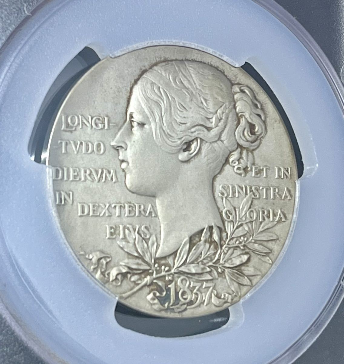 【希少な高鑑定品】1897 イギリス ヴィクトリア女王60周年記念銀メダル SP65 マットプルーフ 55mm 元箱付き エリザベス金貨銀貨ではない_画像1