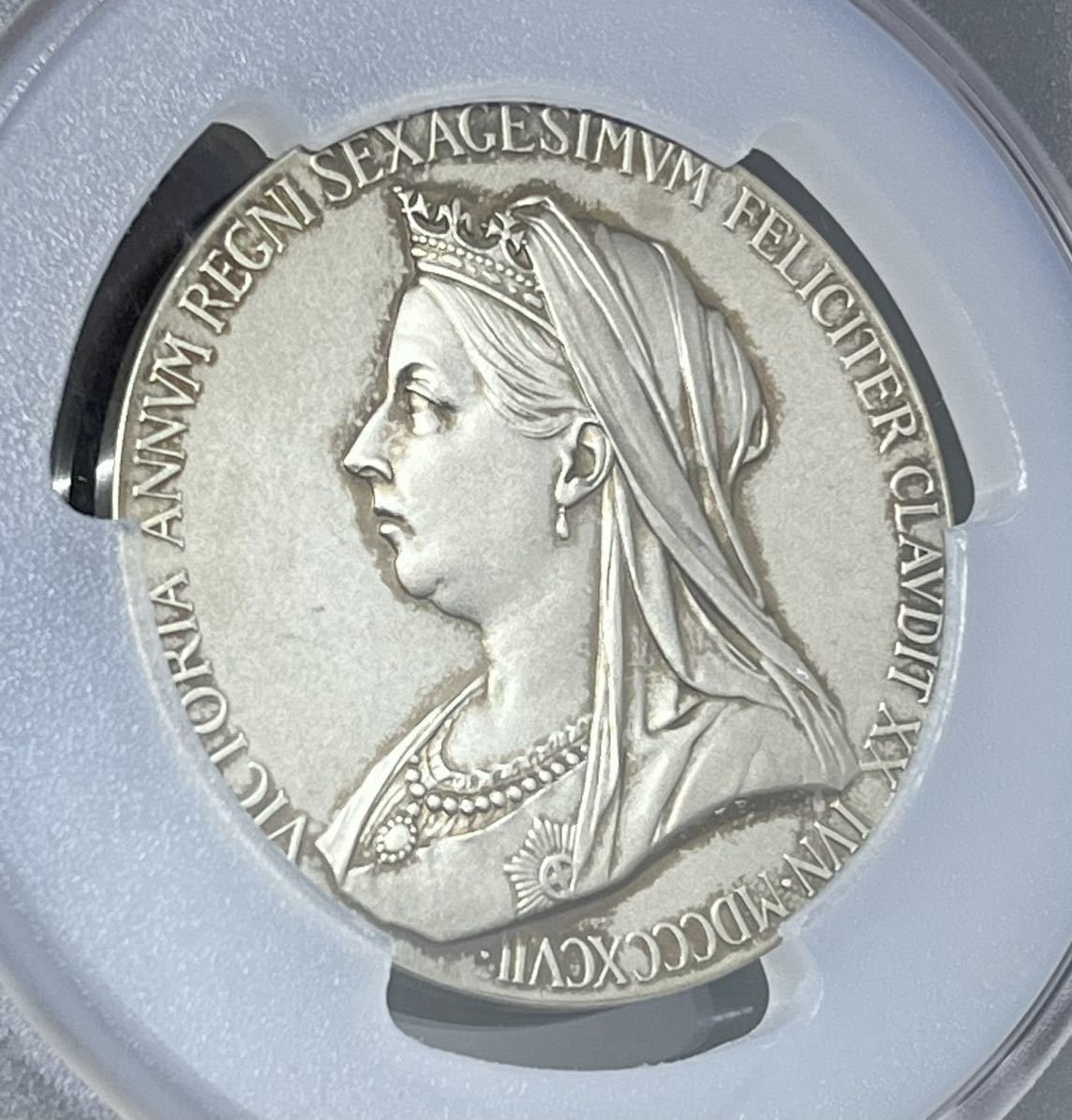 【希少な高鑑定品】1897 イギリス ヴィクトリア女王60周年記念銀メダル SP65 マットプルーフ 55mm 元箱付き エリザベス金貨銀貨ではない_画像5