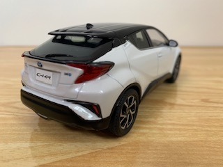 非売品 TOYOTA トヨタ　C-HR　後期　2NA パールホワイト/ブラック_画像3