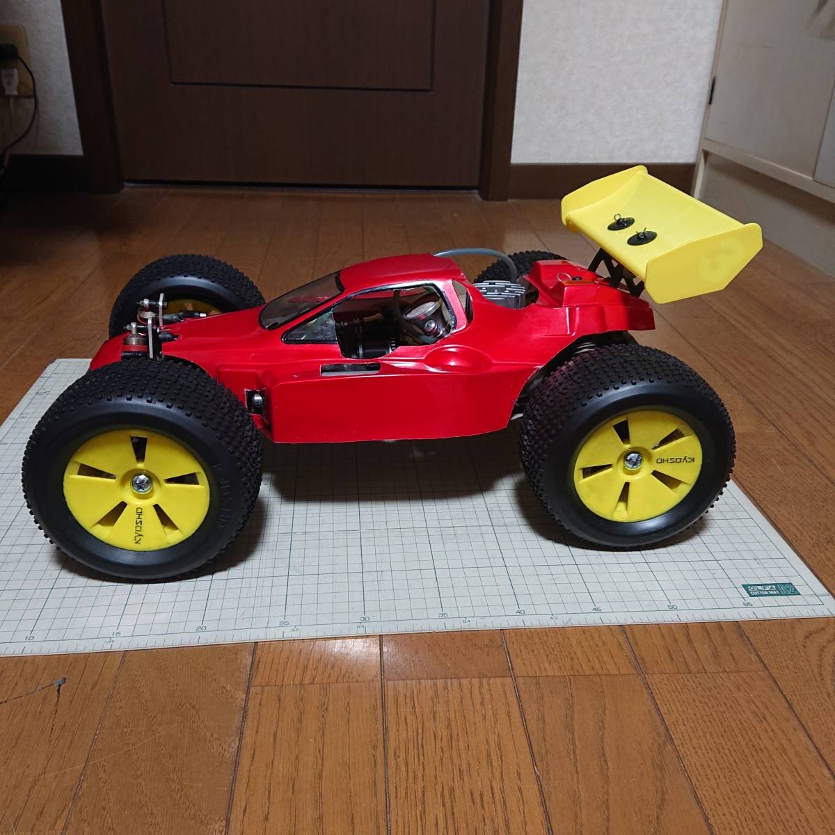 京商1/8エンジンRC 4WDバギー モンスタートラックタイヤホイール装着、送信機、受信機、サーボ×2個付き、中古ジャンク品_19mm.ホイールハブの古いバギーです。