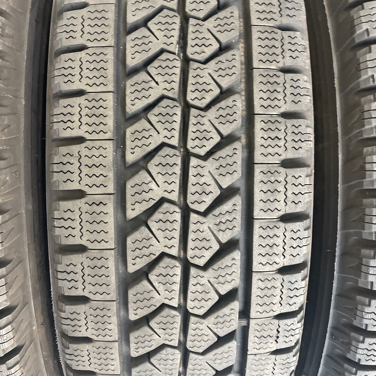 22年製. ブリヂストンBLIZZAK W979 205/75R16 113/111L LT　6本セット スタッドレス_画像4