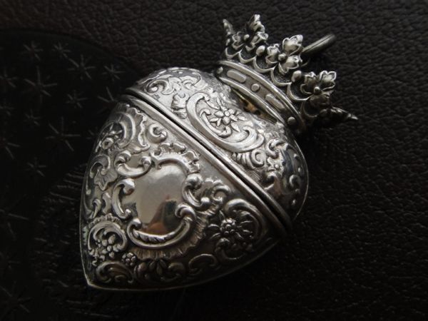 人気が高い  純銀製 英国アンティーク 彫銀 本物保証 ペンダントチャーム 王冠とハートのロケット、ピルケース シルバー