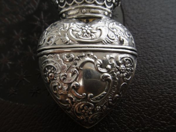 英国アンティーク 純銀製 彫銀 王冠とハートのロケット、ピルケース ペンダントチャーム 本物保証