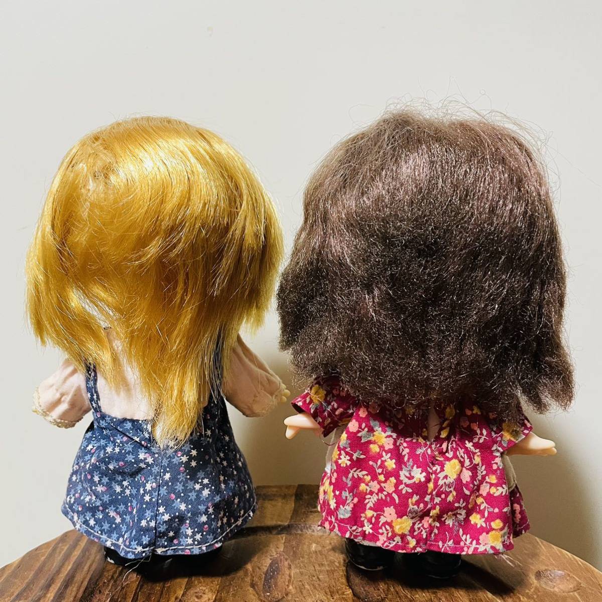 お値下げ♪1976年製 女の子人形 2体 ソバカス ワンピース ブロンド ブルネット 約18.5センチ ソフビドール 昭和レトロ ヴィンテージ_画像2
