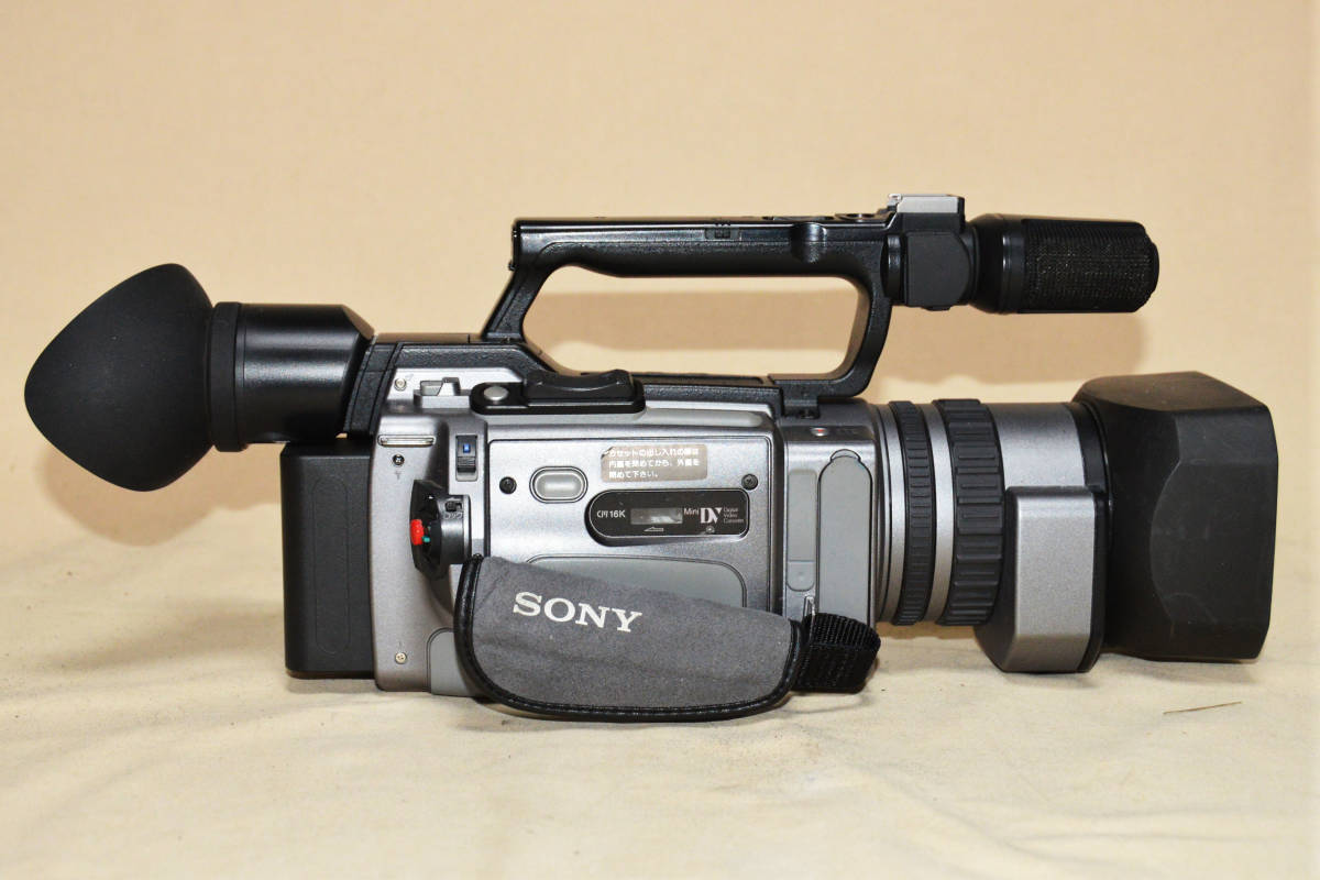 SONY　3CCD高画質・高機能ビデオカメラ DCR-VX2100 と付属品一式_画像3