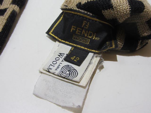 FENDI　フェンディ　手袋　イタリー製　ベージュに黒のロゴの洒落たデザイン　薄手ニットのかさばらない上品な手袋_画像4