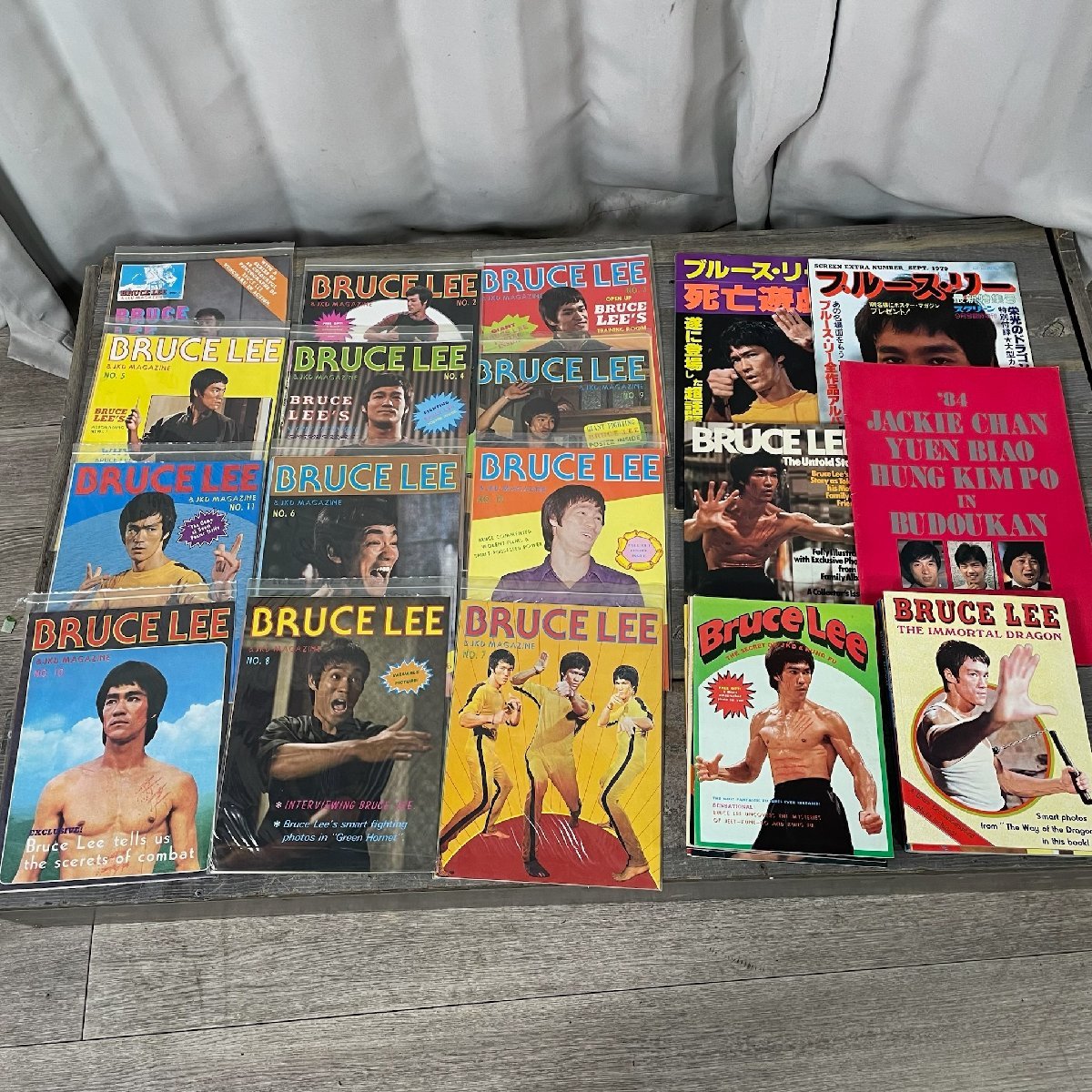 8136 BRUCE LEE & JKD MAGA ZINE ブルース・リー ポスター NO.1～NO.12 & 英語 パンフレット & スクリーン 増刊号 ワイド特集号_画像1