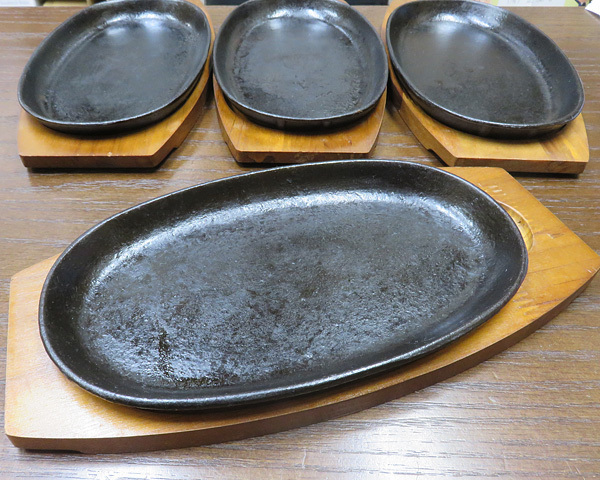 【中古品】鉄皿（ステーキプレート）と【未使用品】木製台座のセット【送料無料】_画像2