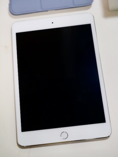 【SIMロック解除済】au iPad mini4 Wi-Fi+Cellular 64GB シルバー_画像3